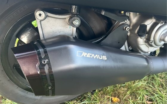 Gebrauchtmotorrad Vespa GTS 300 Super Notte - Bild 4