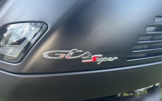 Gebrauchtmotorrad Vespa GTS 300 Super Notte - Bild 3