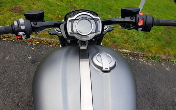 Gebrauchtmotorrad Triumph Rocket 3 R - Bild 3