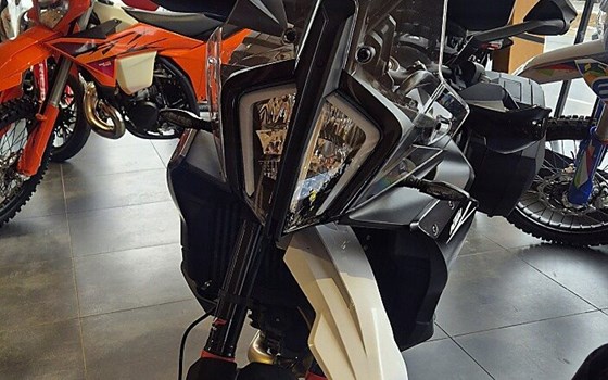 Gebrauchtmotorrad KTM 890 SMT - Bild 2