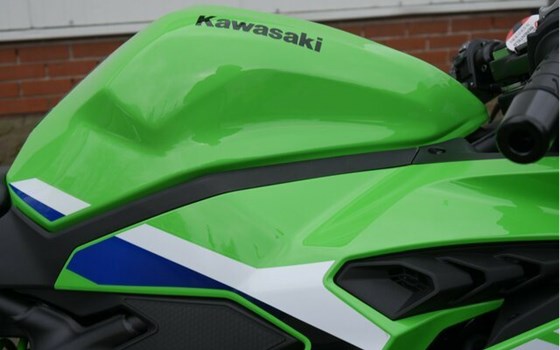Neufahrzeug Kawasaki Ninja ZX-4RR - Bild 5