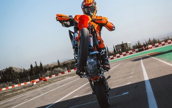 Neufahrzeug KTM 690 SMC R - Bild 12