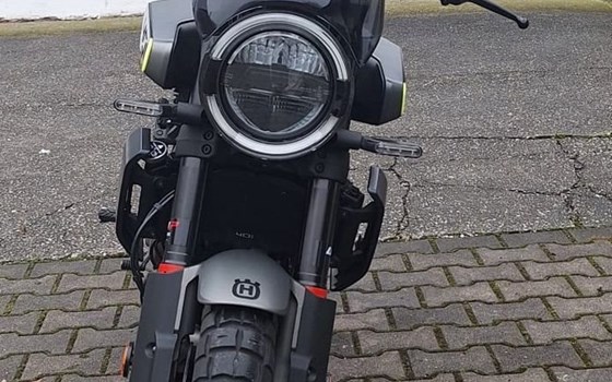 Gebrauchtmotorrad Husqvarna Svartpilen 401 - Bild 9