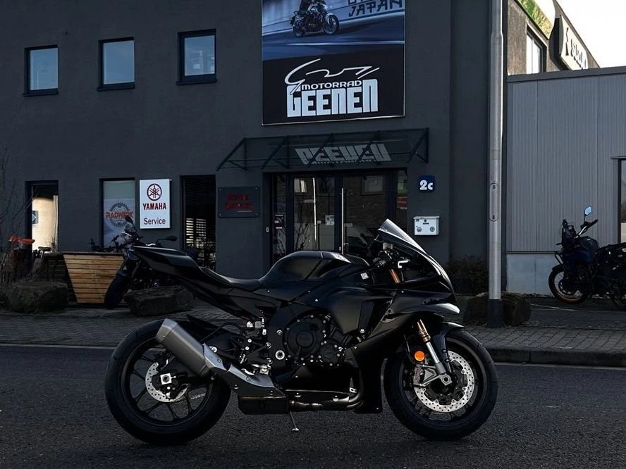 Yamaha R1 RACE