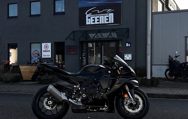 Yamaha R1 RACE