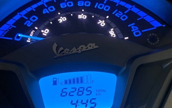 Gebrauchtmotorrad Vespa GTS 300 hpe - Bild 5