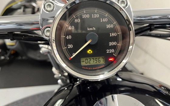 Gebrauchtmotorrad Harley-Davidson Sportster XL 883 C Custom - Bild 9