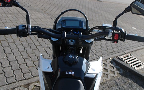 Neufahrzeug Suzuki DR-Z4SM - Bild 13