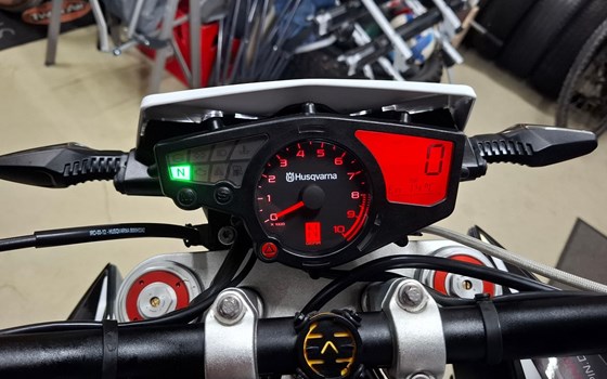 Gebrauchtmotorrad Husqvarna Nuda 900 R - Bild 11