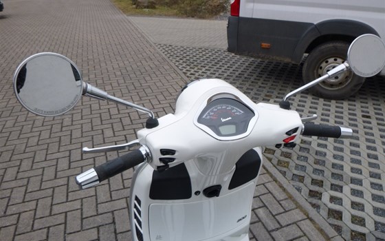 Gebrauchtmotorrad Vespa GTS 300 Super - Bild 10