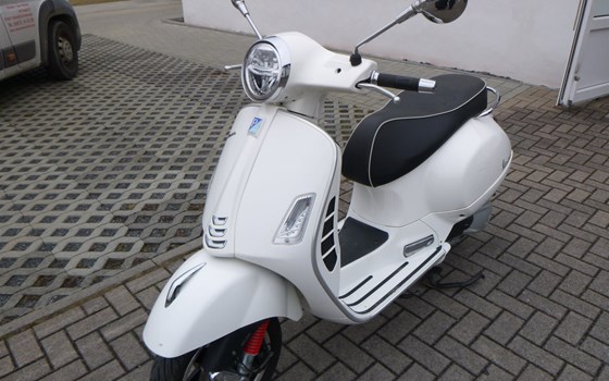 Gebrauchtmotorrad Vespa GTS 300 Super - Bild 3