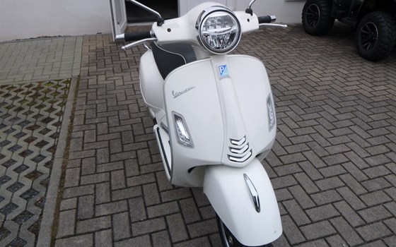Gebrauchtmotorrad Vespa GTS 300 Super - Bild 9