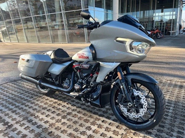 Harley-Davidson CVO Road Glide ST FLTRXSTSE (Mercury Silver/Black Finish) - Bild 2