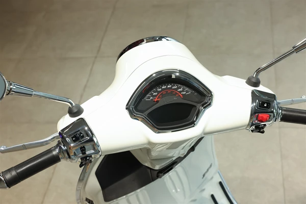 Vespa GTS 300 hpe Super (B4 BIANCO INNOCENTE) - Bild 2