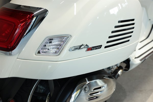 Vespa GTS 300 hpe Super (B4 BIANCO INNOCENTE) - Bild 4