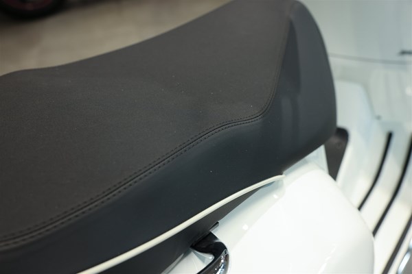 Vespa GTS 300 hpe Super (B4 BIANCO INNOCENTE) - Bild 5