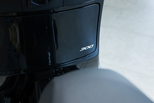 Vespa GTS 300 hpe Super (NV NERO DECISO  ) - Bild 3