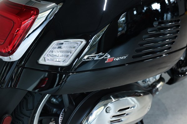 Vespa GTS 300 hpe Super (NV NERO DECISO  ) - Bild 4