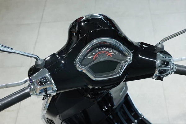 Vespa GTS 300 hpe Super (NV NERO DECISO  ) - Bild 5