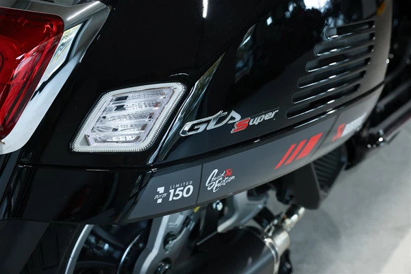 Vespa GTS 300 hpe Super (NV NERO DECISO  ) - Bild 6