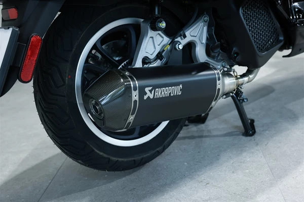 Vespa GTS 300 hpe Super (NV NERO DECISO  ) - Bild 7