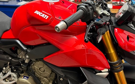 Gebrauchtmotorrad Ducati Streetfighter V4 S - Bild 4