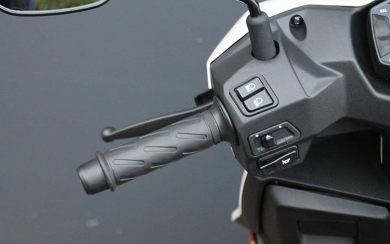 Gebrauchtmotorrad Suzuki Avenis 125 - Bild 5