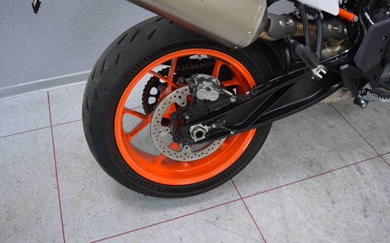 Gebrauchtmotorrad KTM 890 SMT - Bild 2