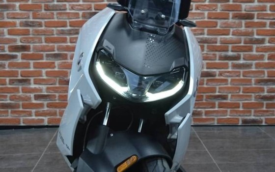 Gebrauchtmotorrad BMW CE 04 - Bild 2