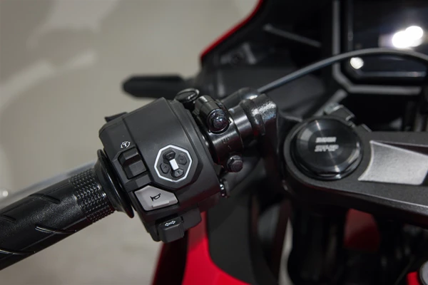 Honda CBR500R E-Clutch (Grad Prix Red) - Bild 9