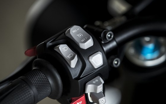 Gebrauchtmotorrad Triumph Speed Triple RS - Bild 10