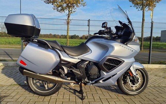 Gebrauchtmotorrad Triumph Trophy SE - Bild 2