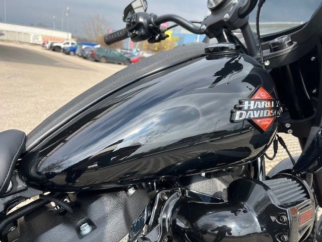 Harley-Davidson Softail Low Rider ST (Midnight Firestorm/Black Finish) - Bild 5