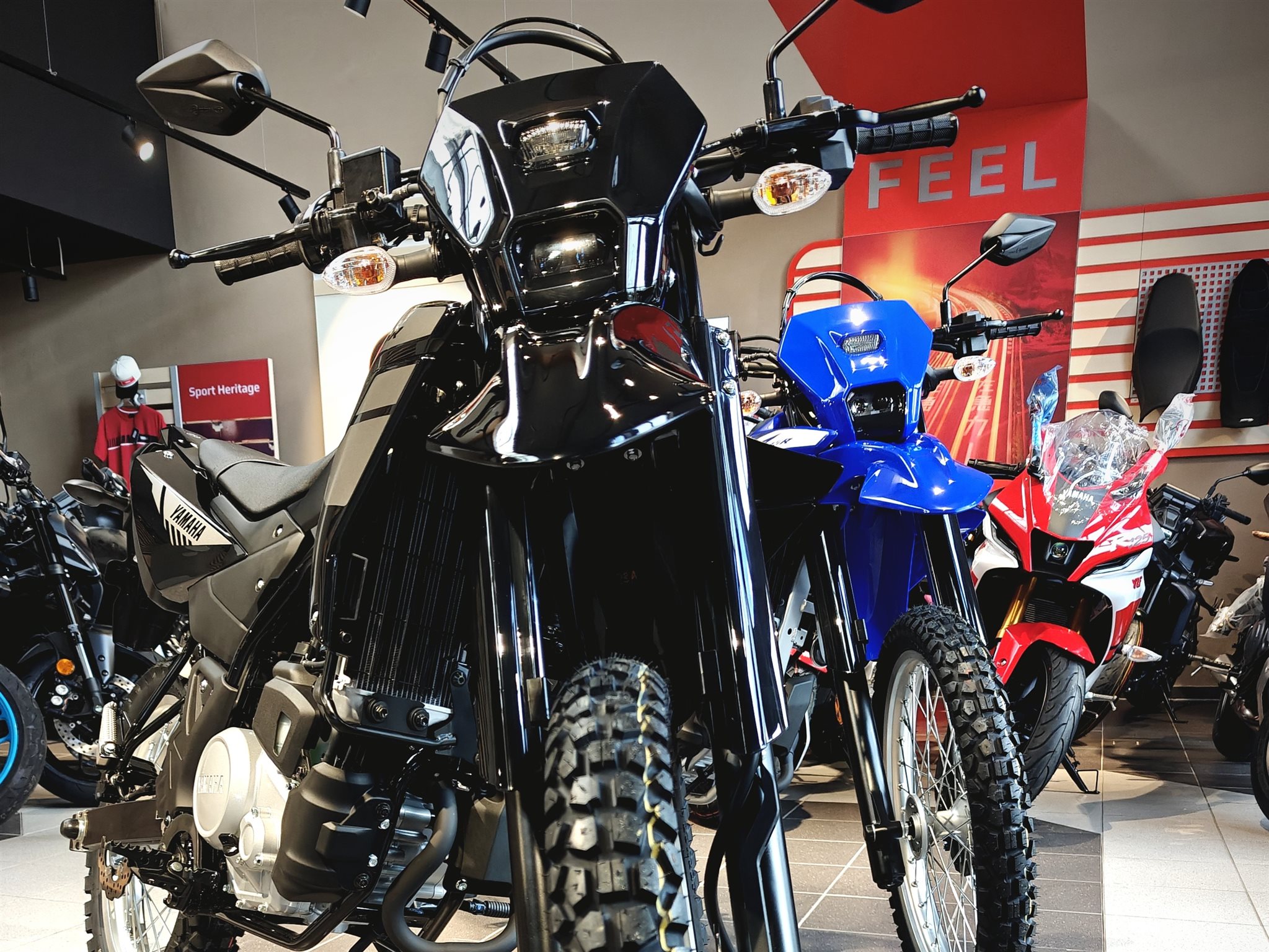 Yamaha WR125R in Blau und Schwarz auf Lager!