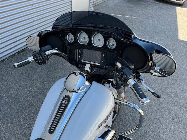 Harley-Davidson Touring Street Glide Special FLHXS (Crushed Ice Pearl) - Bild 5