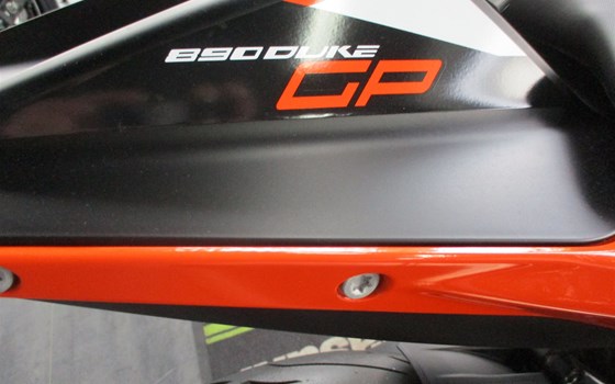Gebrauchtmotorrad KTM 890 Duke GP - Bild 4
