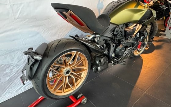 Gebrauchtmotorrad Ducati Diavel 1260 Lamborghini - Bild 8