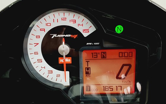 Gebrauchtmotorrad Aprilia Tuono V4 R APRC - Bild 9