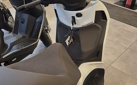 Gebrauchtmotorrad Piaggio Beverly 300 hpe - Bild 4