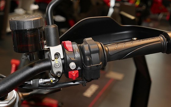 Gebrauchtmotorrad Ducati Hypermotard 698 Mono RVE - Bild 9