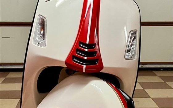 Gebrauchtmotorrad Vespa GTS 300 Super Racing Sixties - Bild 10