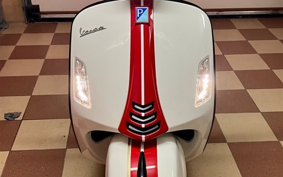 Gebrauchtmotorrad Vespa GTS 300 Super Racing Sixties - Bild 11