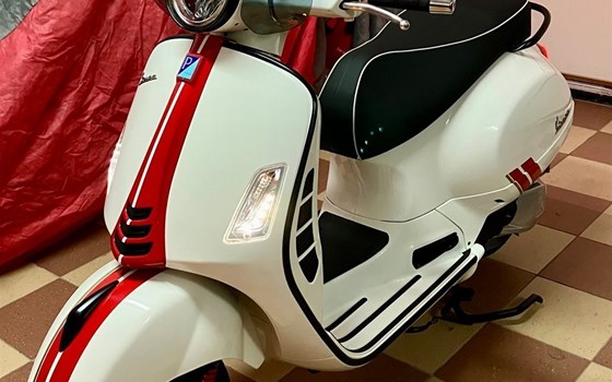 Gebrauchtmotorrad Vespa GTS 300 Super Racing Sixties - Bild 12