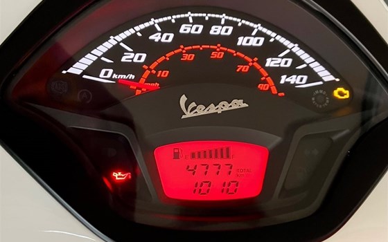 Gebrauchtmotorrad Vespa GTS 300 Super Racing Sixties - Bild 14