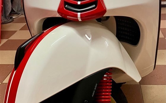 Gebrauchtmotorrad Vespa GTS 300 Super Racing Sixties - Bild 15