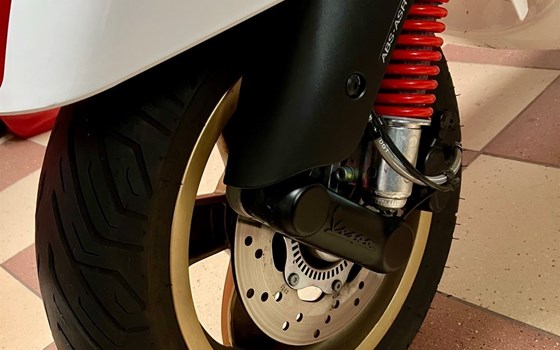 Gebrauchtmotorrad Vespa GTS 300 Super Racing Sixties - Bild 4