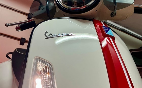 Gebrauchtmotorrad Vespa GTS 300 Super Racing Sixties - Bild 6