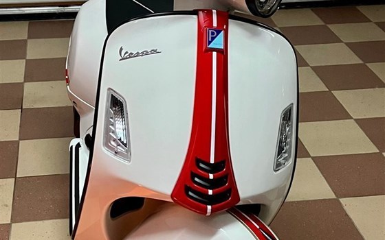 Gebrauchtmotorrad Vespa GTS 300 Super Racing Sixties - Bild 9