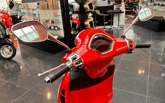 Gebrauchtmotorrad Vespa GTS 125 - Bild 2