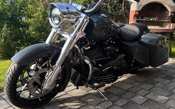 Gebrauchtmotorrad Harley-Davidson Road King Classic FLHRC - Bild 1